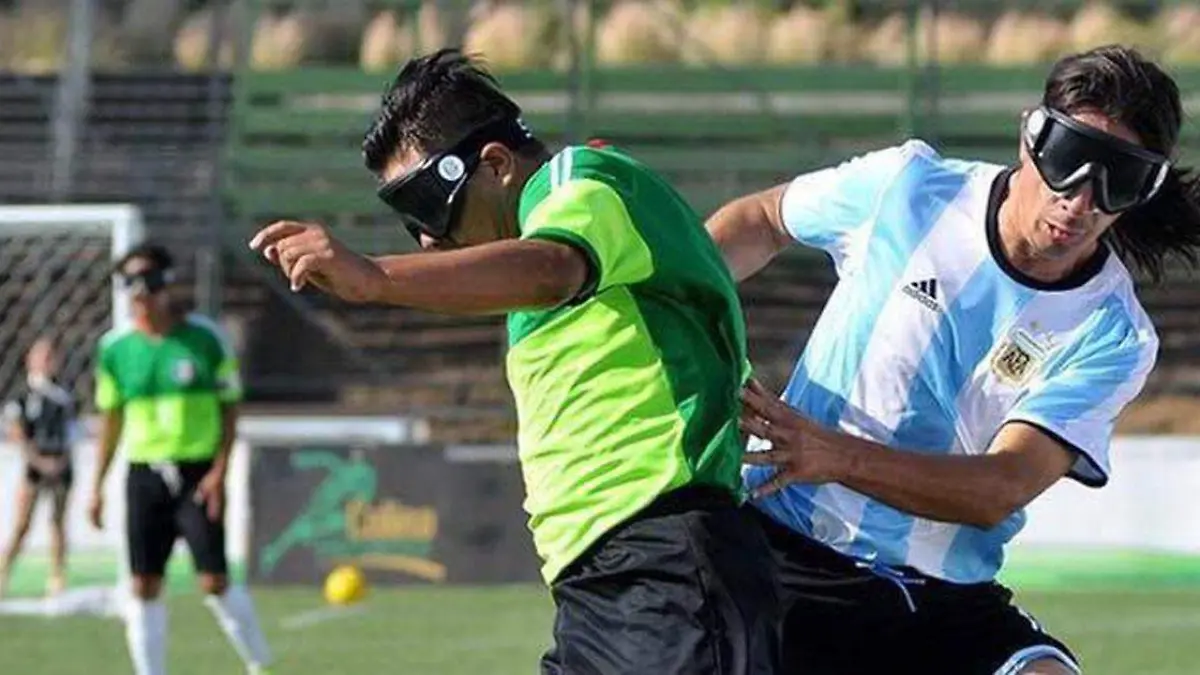 Omar Otero, delantero de Topos, ataviado en la playera de la selección nacional